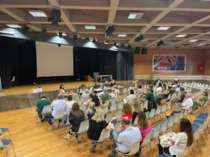 Elternvertreter:innen in der Aula der DSA bei der Ordentlichen Generalversammlung 2025